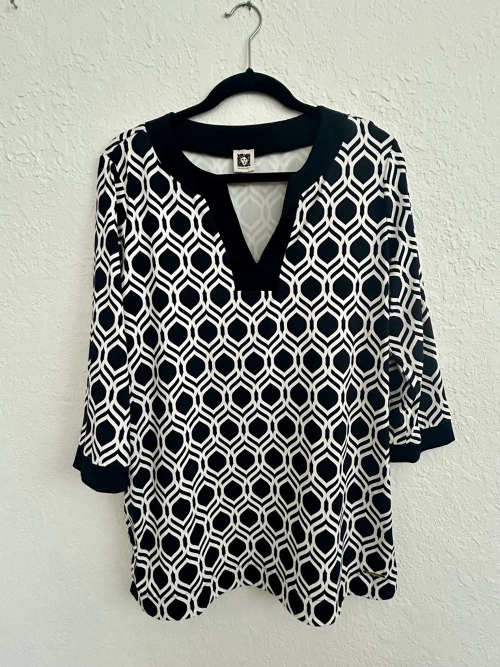 Anne Klein Black & White Geometric V-Neck Tunic